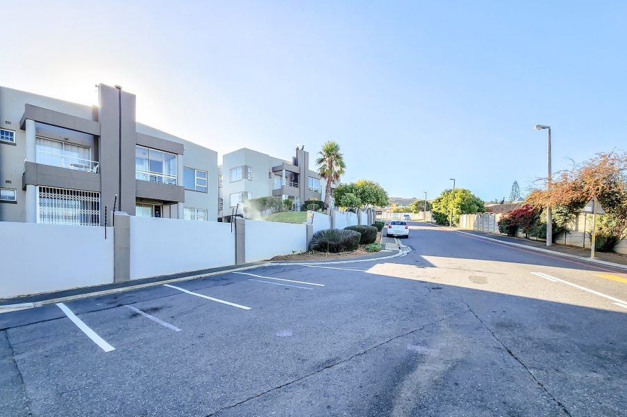 1 Bedroom Property for Sale in Loevenstein Western Cape